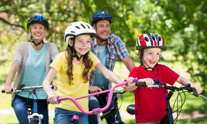 Parentsandtheirschool agedchildrenridebikes