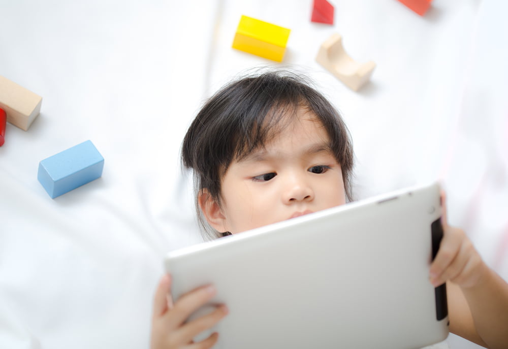 how to monitor and control your toddlers screen time